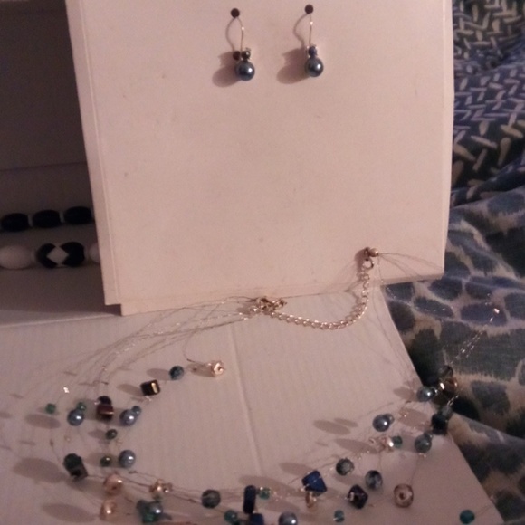 Several different pieces of earrings/necklaces - Picture 2 of 5